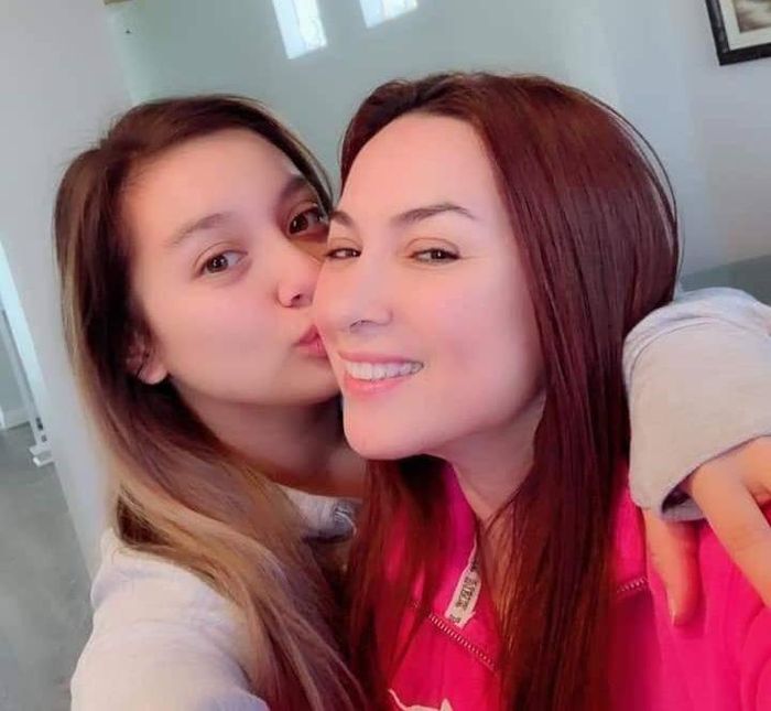 Hai người trông nhưng 1 khuôn đúc ra, giống nhau như chị em song sinh. Những hình ảnh của mẹ con Phi Nhung trên mạng xã hội cũng không quá nhiều.