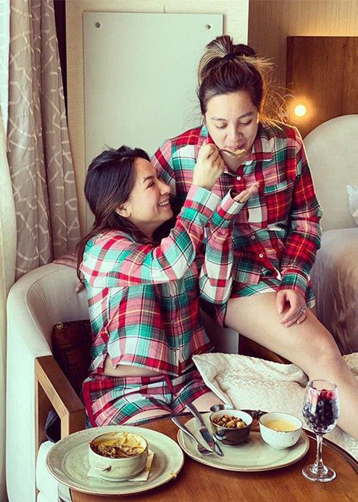 Nhiều người ngưỡng mộ quan hệ thân thiết của hai mẹ con, cùng mặc đồ đôi, cùng tự sướng và làm đẹp cho nhau.