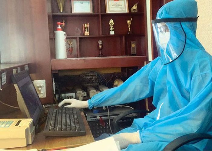 Mặc đồ bảo hộ để làm việc là thách thức đối với các nhân viên khách sạn