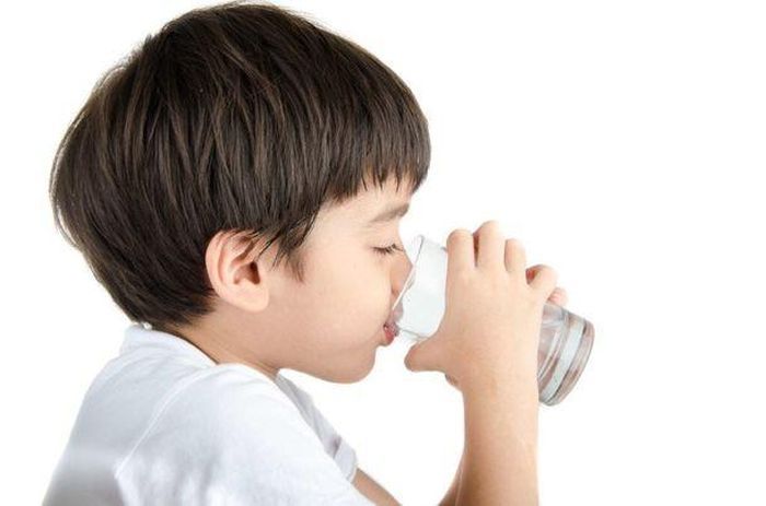 Khuyến khích trẻ uống nước để tránh tình trạng mất nước khi sốt