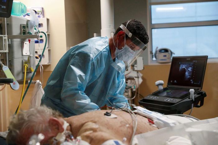 Nhân viên y tế chăm sóc bệnh nhân Covid-19 ở Sarasota (Florida) hồi tháng 2. Ảnh: Reuters.