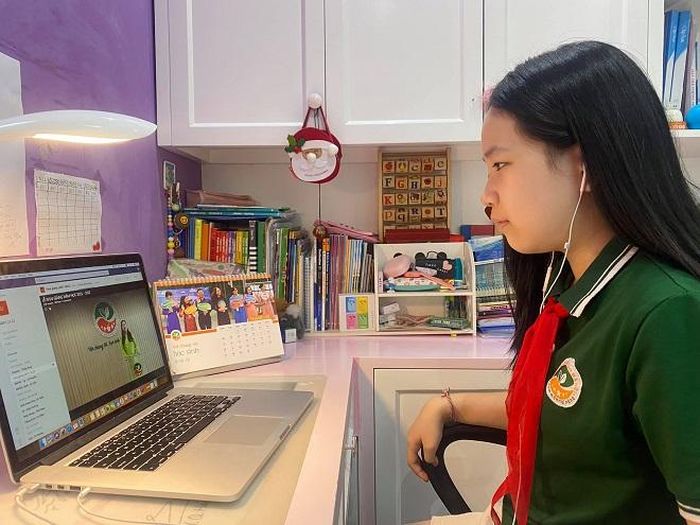 Còn con gái cô thì rất chăm chú lắng nghe cô giáo đang phát biểu qua màn hình. Được biết, dù khai giảng online nhưng các con của MC Mỹ Lan vẫn rất háo hức, rộn ràng. Cô chúc các con với mỗi buổi học là một ngày vui