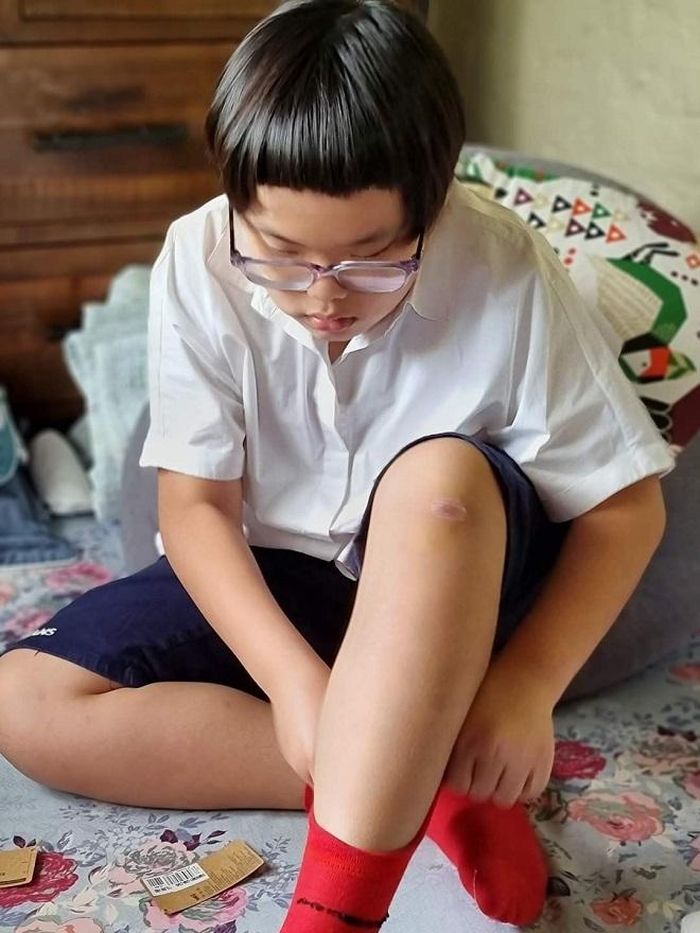 Chuẩn bị cho lễ khai giảng, Bi Béo đã chuẩn bị mới từ đầu đến chân khi vừa "bóc tem" cả giày lẫn tất và còn đi hẳn tất trái. Bên cạnh đó là mái tóc vừa cắt