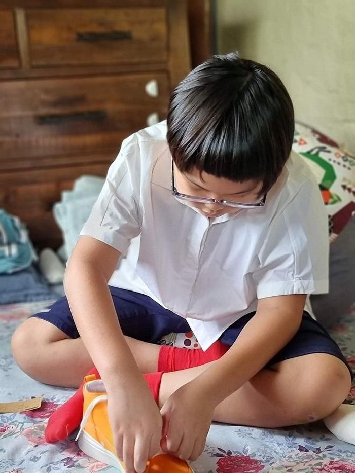 Bi Béo đang hoàn tất sửa soạn trang phục để chào cờ, đón năm học mới qua hình thức trực tuyến