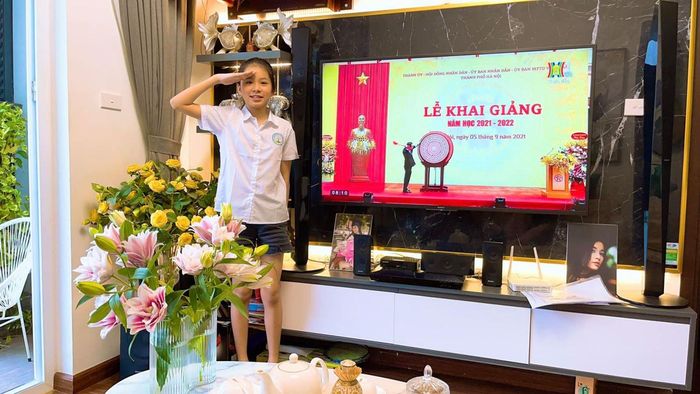Sáng nay, con gái của diễn viên Minh Hương trong phim "11 tháng 5 ngày" cũng có buổi chào cờ đáng nhớ ngay tại phòng khách nhà mình