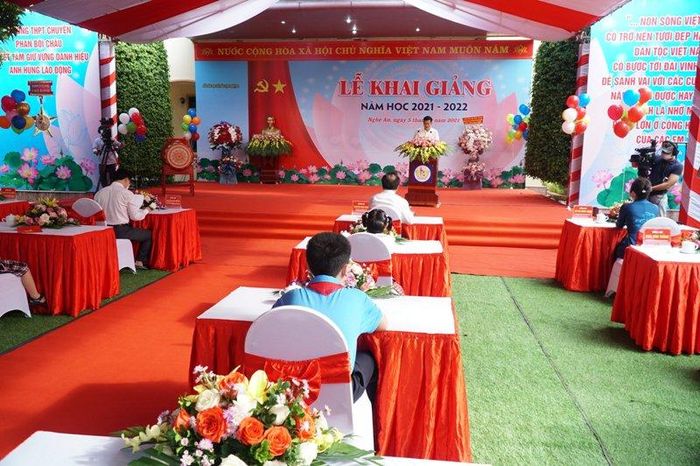  Đại diện lãnh đạo tỉnh Nghệ An và học sinh dự lễ khai giảng năm học mới tại Trường THPT chuyên Phan Bội Châu. (Ảnh: Hồ Lài)