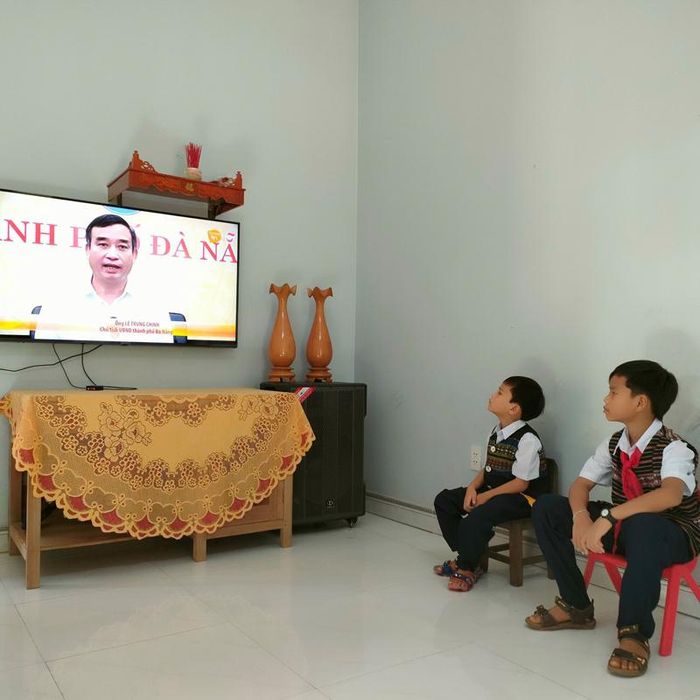  Học sinh trường Tiểu học Hòa Bắc, huyện Hòa Vang (TP Đà Nẵng) xem chương trình Chào năm học mới. (Ảnh Ngọc Phú)