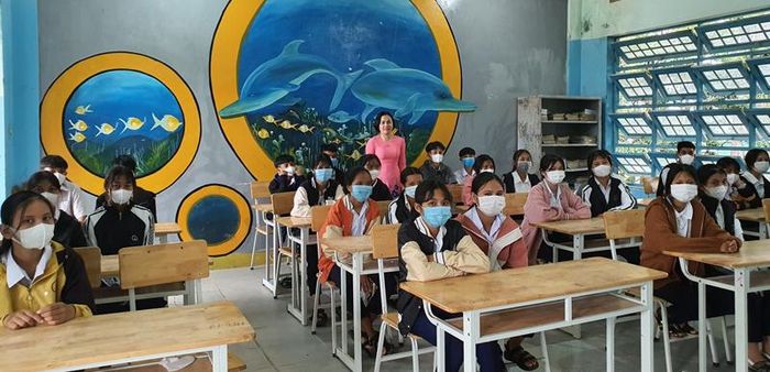 Cô và trò Trường Phổ thông dân tộc nội trú Đăk Tô, huyện Đăk Tô (Kon Tum) dự lễ khai giảng năm học 2021 - 2022 qua truyền hình. (Ảnh: Phúc Thắng)