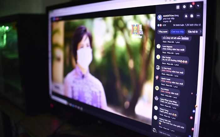 Lễ khai giảng ngày giãn cách được phát sóng trực tiếp qua nền tảng mạng xã hội thu hút được nhiều sự quan tâm của xã hội và những lời chúc một năm học thành công gửi tới các con. (Ảnh: Minh Duy)