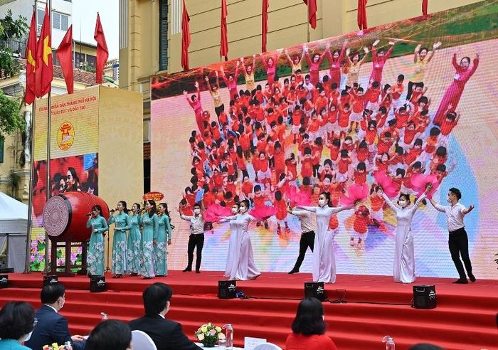 Lần đầu tiên trong lịch sử, học sinh, giáo viên và phụ huynh toàn thành phố Hà Nội tham dự khai giảng năm học mới bằng hình thức trực tuyến. (Ảnh: Duy Linh)
