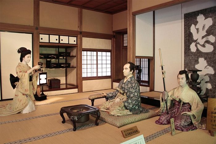 Dinh thự Samurai Aizu Buke Yashiki là một bảo tàng mô tả sinh động về các Samurai. Các phòng khách trưng bày mô hình và hiện vật tái tạo khung cảnh cuộc sống thời xa xưa. Thông qua các cổ vật như vũ khí, trang phục và các đồ vật khác từng được sử dụng bởi các samurai, du khách sẽ có những hình dung rõ nét hơn về đời sống của họ.