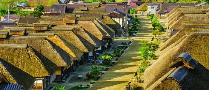Làng cổ Ouchijuku đã từng rất hưng thịnh dưới thời Edo. Ngày nay, hơn 30 ngôi nhà cổ vẫn được bảo tồn và tạo nên một khung cảnh đầy hoài niệm về những ngày xưa cũ của nước Nhật. Đặc sản ở đây là mì Negi-soba, được ăn bởi cọng hành tươi chứ không phải bằng đũa.