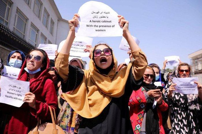 Phụ nữ ở Kabul biểu tình trước dinh tổng thống để kêu gọi Taliban bảo tồn thành quả giáo dục của họ. Ảnh: Reuters.
