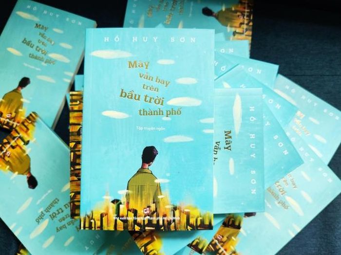 Bìa tập truyện ngắn “Mây vẫn bay trên bầu trời thành phố” 
