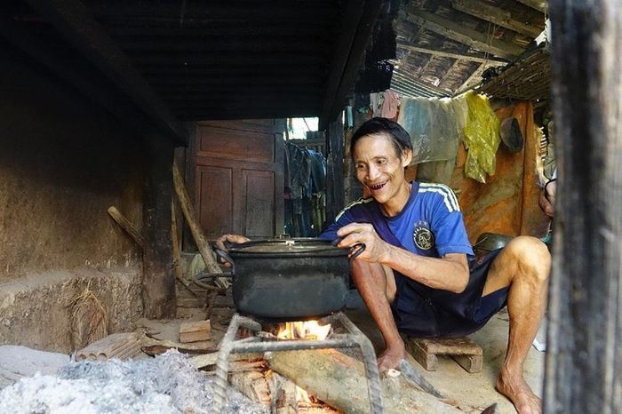 Thời điểm “người rừng” Hồ Văn Lang còn khỏe mạnh lên rừng trồng chuối bán - ảnh Nguyễn Ngọc