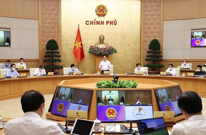  Thủ tướng Phạm Minh Chính đề nghị các cấp, các ngành nỗ lực nhanh chóng kiểm soát dịch bệnh, nghiên cứu giải pháp thích ích an toàn trong điều kiện mới; xây dựng kịch bản khôi phục, phát triển kinh tế trong tình hình mới. (Ảnh: Dương Giang/TTXVN) 