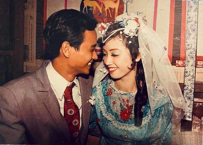 Dù hình ảnh thời xưa chất lượng thấp và chẳng qua chỉnh sửa, nhưng ngoại hình của bố mẹ mỹ nhân 8X lại thuộc hàng chất lượng cao. 
