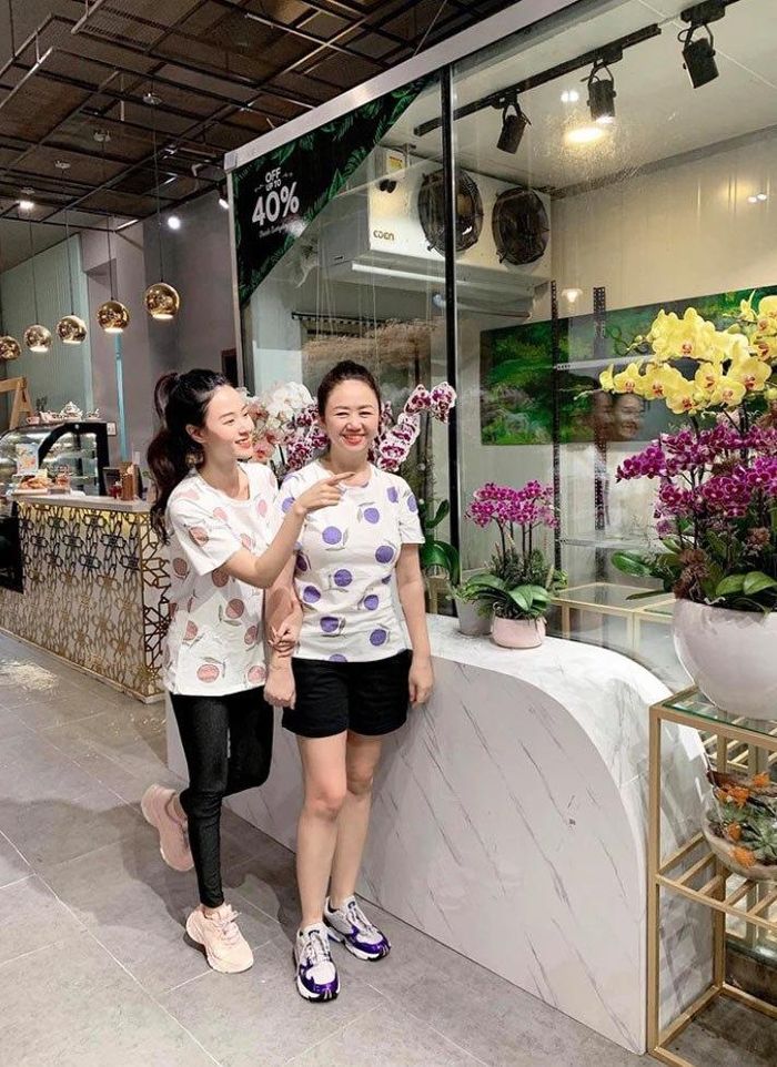 Không dừng lại ở đó, vóc dáng của mẹ cô nàng cũng vô cùng thon thả, gọn gàng. Trong hình ảnh "so kè" sắc vóc cùng mẹ một thời gian trước, mẫu thân của "thần tiên tỷ tỷ" trông hệt chị gái của con khi ăn mặc sành điệu, cột tóc đuôi ngựa đầy trẻ trung. 