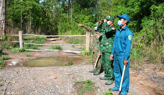 Vừa tạnh mưa, cán bộ, chiến sĩ chốt Cota (Đồn Biên phòng Ia Mơr) tiếp tục thực hiện nhiệm vụ canh gác. Ảnh: Vĩnh Hoàng