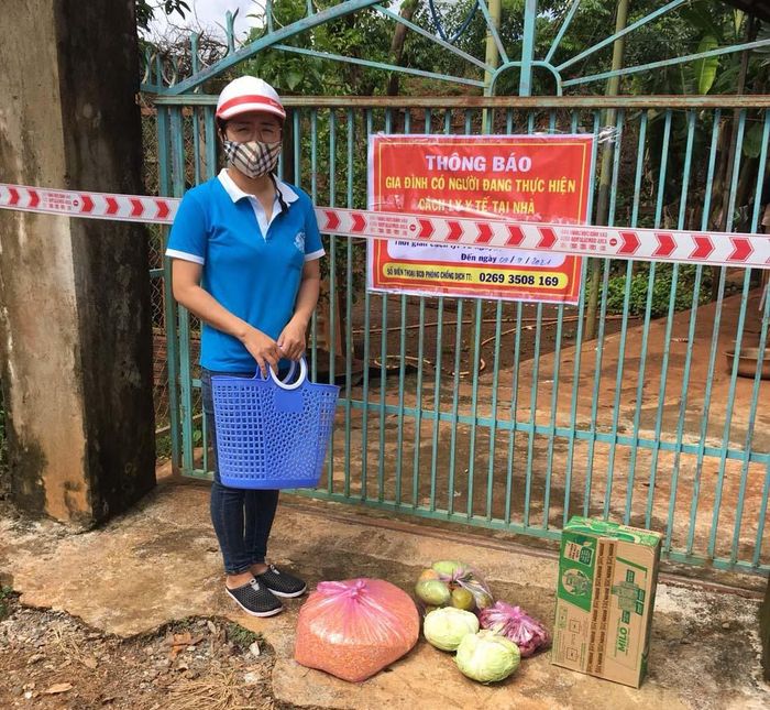 Hội viên phụ nữ thị trấn Chư Ty (huyện Đức Cơ) đi chợ giúp dân. Ảnh: Minh Châu