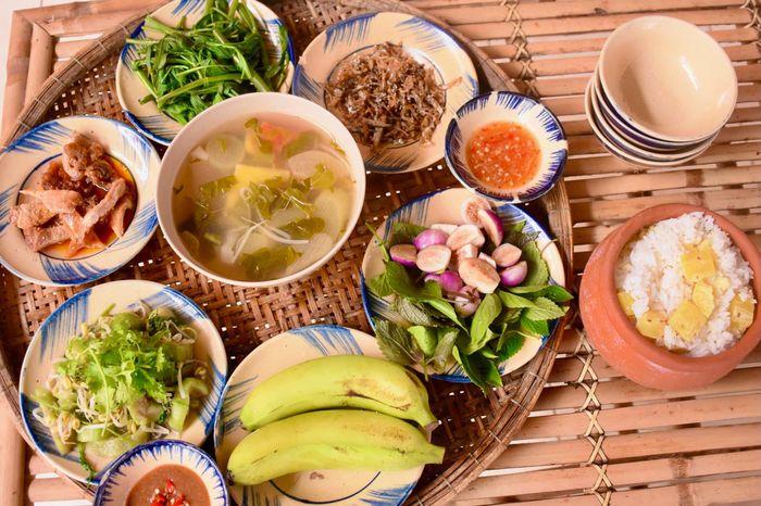 Bữa cơm thời bao cấp tại quán Cơm Độn (05 Wừu, TP. Pleiku). Ảnh: Lam Nguyên