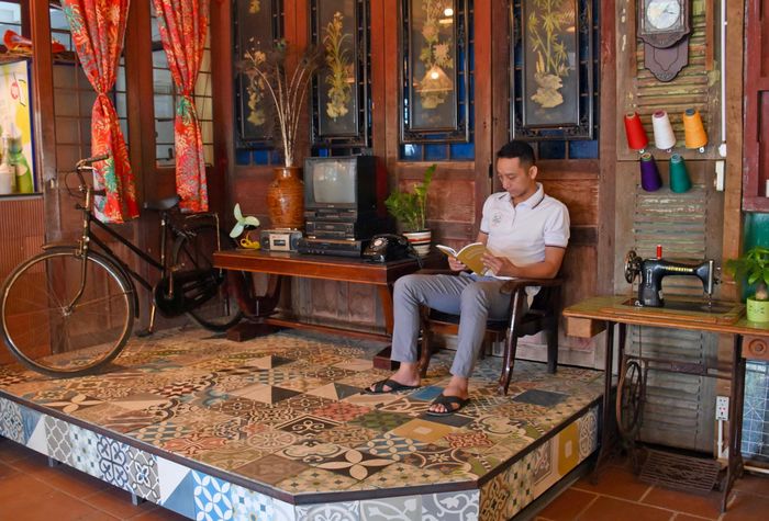 Căn phòng khách thời bao cấp được tái hiện trong không gian quán cà phê Trừ (22 Phan Đình Giót, TP. Pleiku). Ảnh: Lam Nguyên