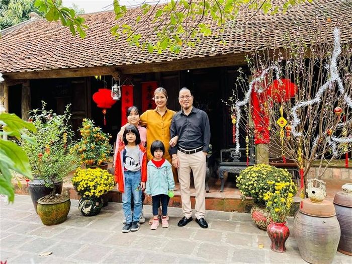 Vượng Râu cùng ba con gái. Nam diễn viên mới chào đón thêm một cặp song sinh. Hai cậu con trai này của anh rất khấu khỉnh, đáng yêu.