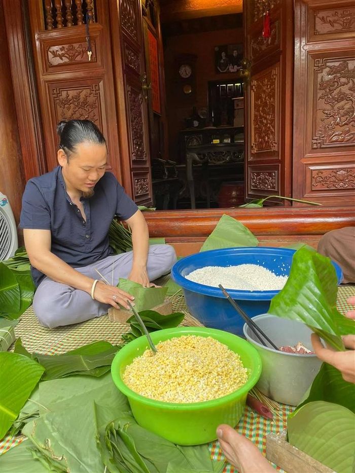 Vượng Râu cùng vợ con thường sống ở nội thành Hà Nội. Vào những dịp nghỉ lễ tết, gia đình anh thường về biệt phủ ở ngoại thành. Là nghệ sĩ hài và sản xuất rất nhiều chương trình Tết nhưng Vượng Râu vẫn cố gắng thu xếp thời gian gói bánh chưng, tạo không khí nhộn nhịp cho vợ con trong những ngày Tết cổ truyền.