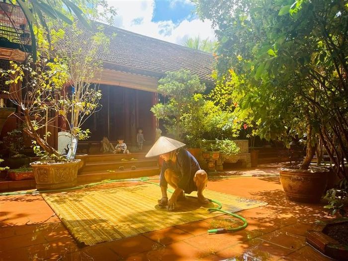 Trong những ngày nghỉ dịch COVID-19, Vượng Râu cùng vợ và 5 người con về sống tại biệt phủ ở ngoại thành. Tranh thủ ngày nắng, nam diễn viên mang mành ra giặt.
