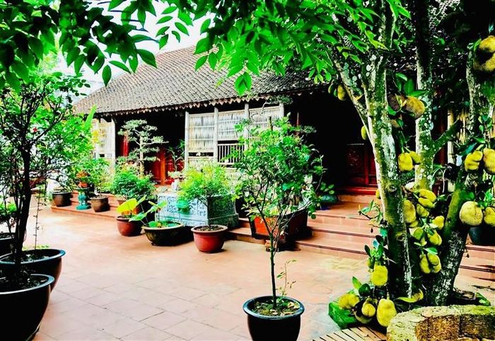 Giá trị của biệt phủ không được nam điễn viên tiết lộ nhưng chắc chắn không hề nhỏ. Có thông tin, công trình của Vượng Râu trị giá hàng chục tỷ đồng.