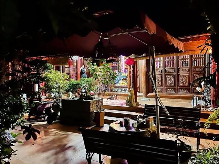 Chiếc bàn trà nhỏ là nơi Vượng Râu thường ngồi nghỉ trong mỗi buổi tối.