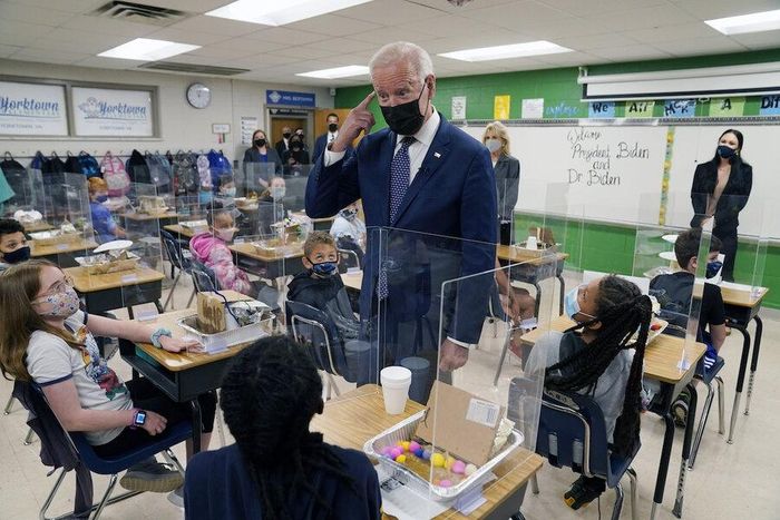  Tổng tống Joe Biden đến thăm một trường học ở Virginia. Ảnh: AP. 
