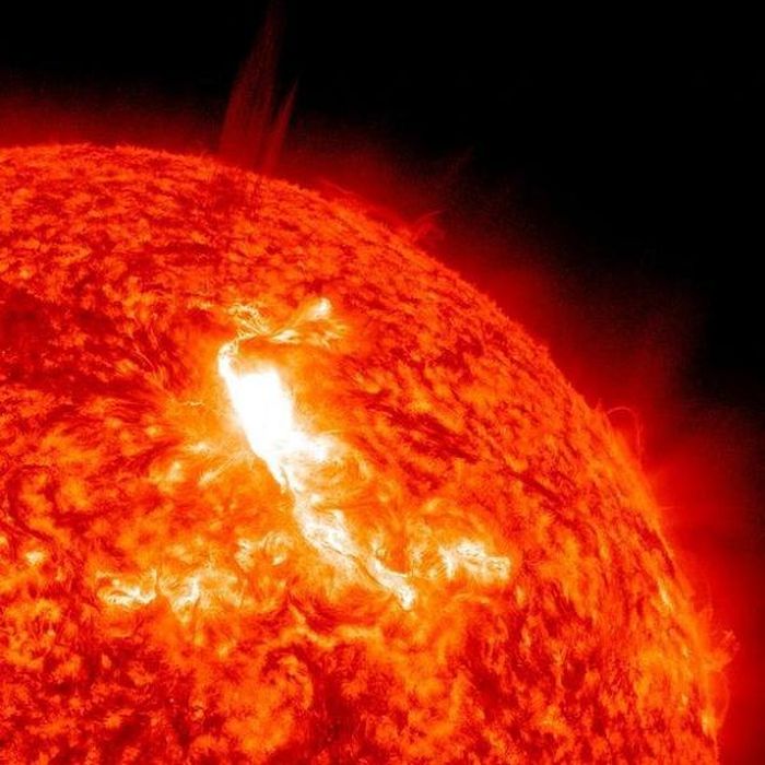 Mặt Trời đã có 4,6 tỷ năm tuổi. Theo những quan sát ở các ngôi sao khác, các nhà thiên văn dự đoán Mặt Trời sẽ tiếp tục tỏa sáng thêm 10 tỷ năm nữa.