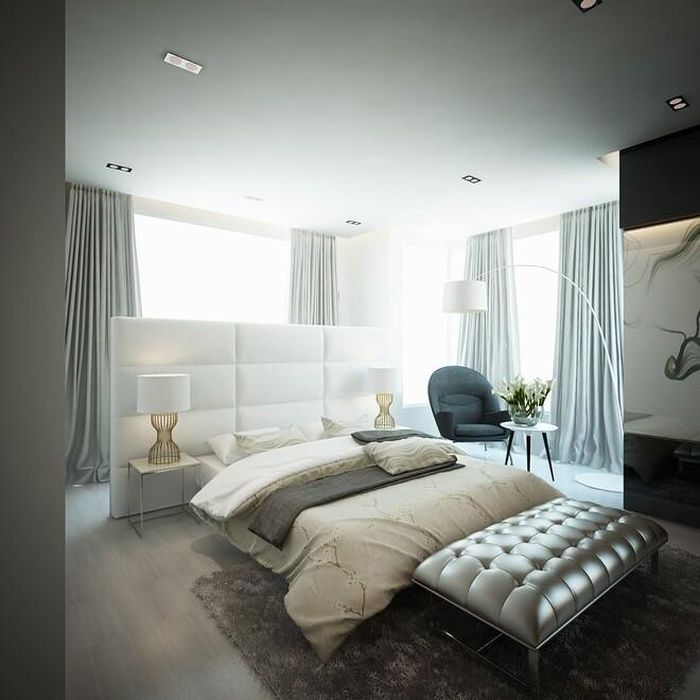 Tuy nhiên, hồi tháng 6 vừa qua, Thủy Tiên cho biết định sửa nhà nhưng lúc thợ khoan gia cố móng thì sập tường nên buộc lòng phải tháo dỡ xây mới luôn. Ảnh: Baogiaothong