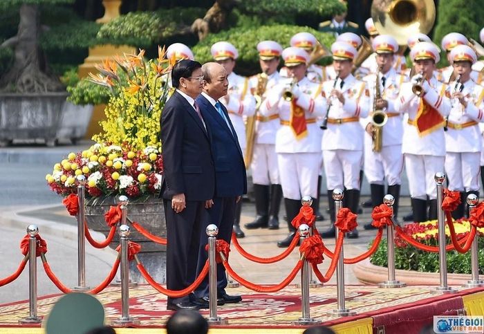 Thủ tướng Chính phủ Nguyễn Xuân Phúc và Thủ tướng Lào Thongloun Sisoulith, ngày 1/10/2019, tại Hà Nội.