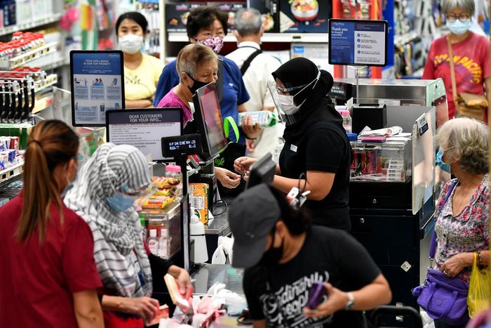 Khu vực thanh toán tại một siêu thị của Singapore. Ảnh: Straits Times