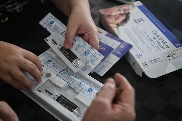 Các công ty dự kiến xét nghiệm hàng tuần cho nhân viên làm việc tại công sở. Ảnh: Straits Times
