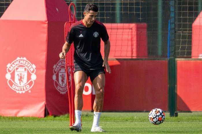 Ronaldo nhận tin không vui trong ngày đầu tập trung cùng M.U