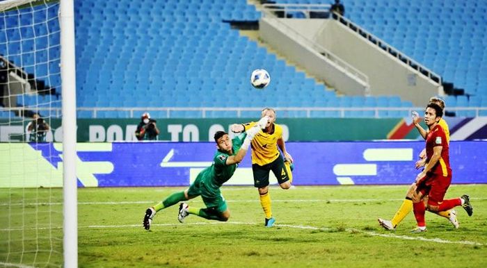 Tình huống dẫn đến bàn thua của tuyển Việt Nam. Ảnh: VFF