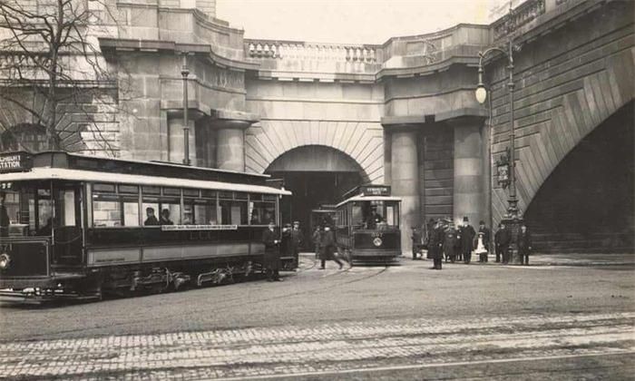 Lối vào ga tàu điện ngầm Kingsway năm 1908: Sau khi đóng cửa, ga Kingsway được dùng để chứa xe điện trong một thời gian.