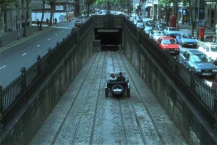 Đường hầm xe điện của ga Kingsway từng được mô phỏng bằng máy tính trong phim Avengers 1988, với sự tham gia của Uma Thurman và Ralph Fiennes.