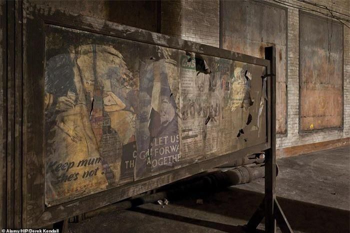 Những quảng cáo cũ và áp phích từ Thế chiến II được trưng bày. Bức ảnh trong cuốn sách Abandoned London của tác giả Kate Wignall.