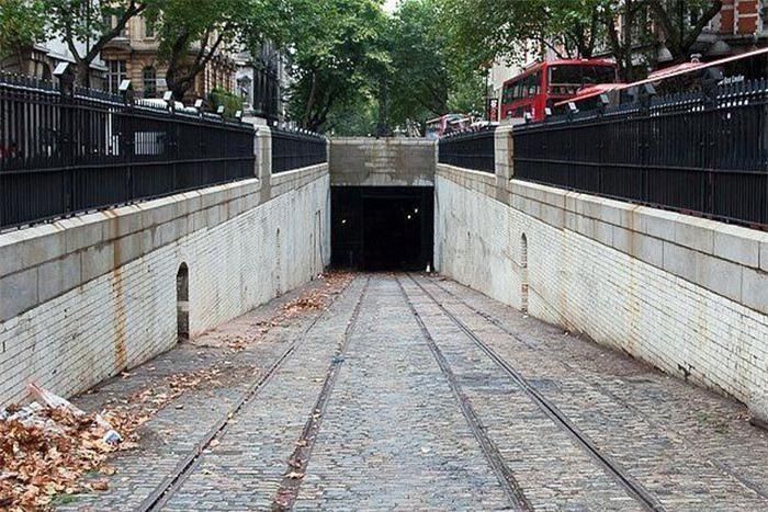 Lối vào khác của ga Kingsway:Vào năm 1958, đầu phía nam của ga được mở cho giao thông đường bộ với tên gọi Strandonderpassage và còn được sử dụng để kiểm soát lũ lụt.