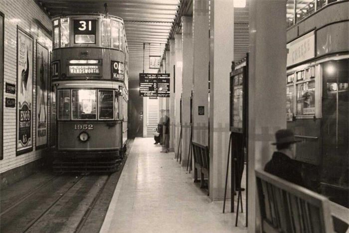 Ga tàu điện Kingswayhoạt động năm 1906-1952, được xây dựng bởi hội đồng hạt Anh, là một tuyến giao thông kết nối mạng lưới xe điện 2 tầng phía bắc và nam của London trong 46 năm.