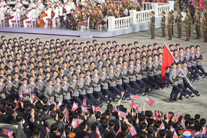 Các binh sĩ bồng súng diễu hành qua lễ đài. Hàng nghìn người không đeo khẩu trang tham dự sự kiện cho thấy Covid-19 dường như vắng bóng ở quốc gia này. 