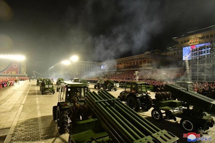  Loại vũ khí lớn nhất trong lễ duyệt binh là hệ thống rocket phóng loạt được kéo bằng máy kéo. KCNA cho biết những vũ khí này được điều khiển bởi các công nhân nhằm tăng khả năng phối hợp chiến đấu chống lại đối thủ. 