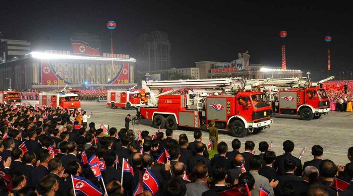  Những chiếc xe cứu hỏa lần đầu xuất hiện trong lễ duyệt binh. Một số nhà phân tích cho rằng sự xuất hiện của chúng báo hiệu những thay đổi trong chính sách của Triều Tiên. 