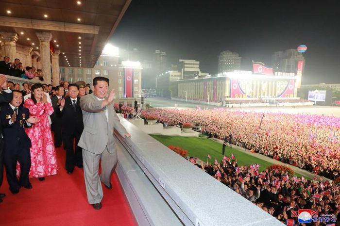  Nhà lãnh đạo Kim Jong Un có mặt tại sự kiện, vẫy tay chào đám đông, nhưng dường như ông không có bài phát biểu nào. Ông Kim đã giảm cân khá nhiều so với trước đó. 