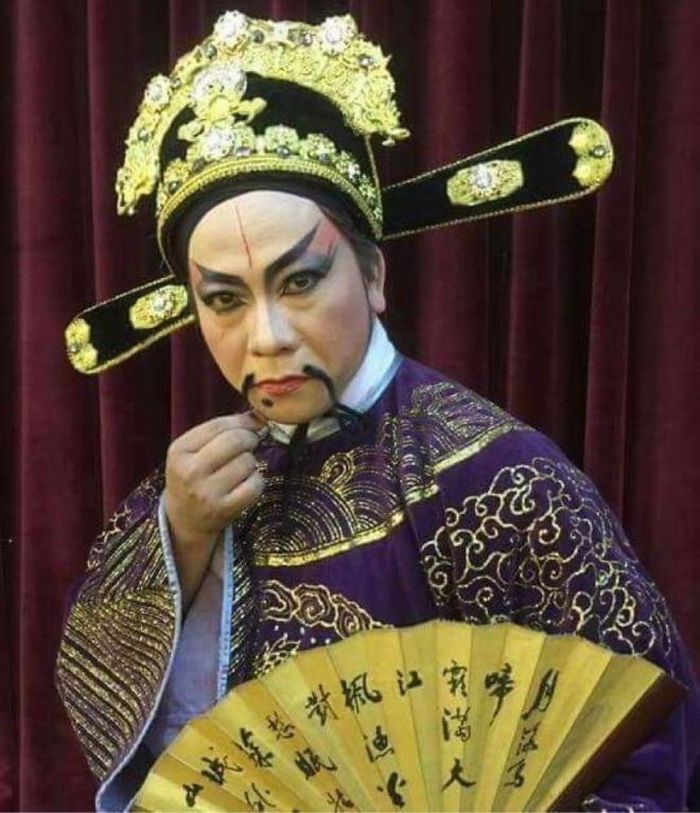 Minh Hòa vai đại tá Kim Đa Dung, vai diễn giúp anh giành HCB Hội diễn Sân khấu chuyên nghiệp Toàn quốc, 2012