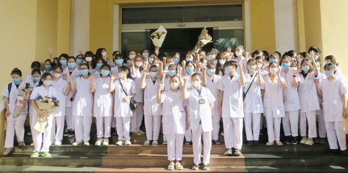 Đoàn công tác gồm 200 cán bộ, bác sĩ và sinh viên trường y hỗ trợ thành phố Hà Nội xét nghiệm diện rộng và tiêm vaccine phòng chống dịch COVID-19 cho người dân. 
